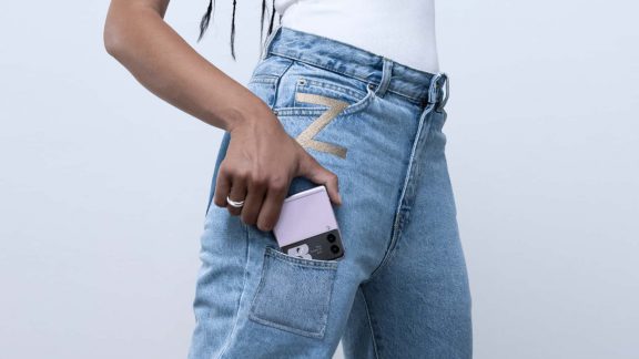 شلوار جین سامسونگ با جیب اختصاصی برای گلکسی زد فلیپ 3