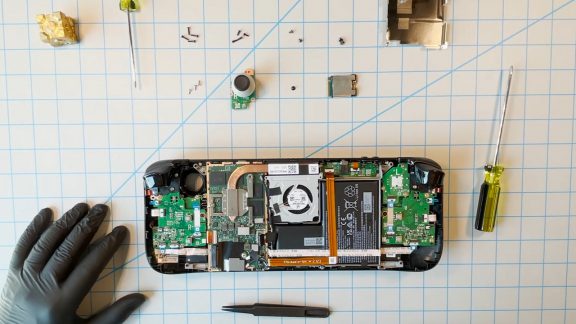 ویدیوی کالبدشکافی کنسول دستی Steam Deck