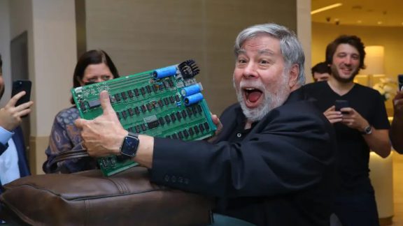 حراج کامپیوتر Apple 1 با امضای وازنیاک - 500000 دلار شروع مزایده