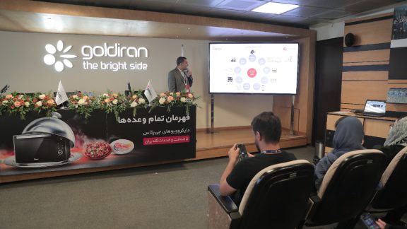 رونمایی از مایکروویوهای جی‌پلاس در کنفرانس خبری گلدیران