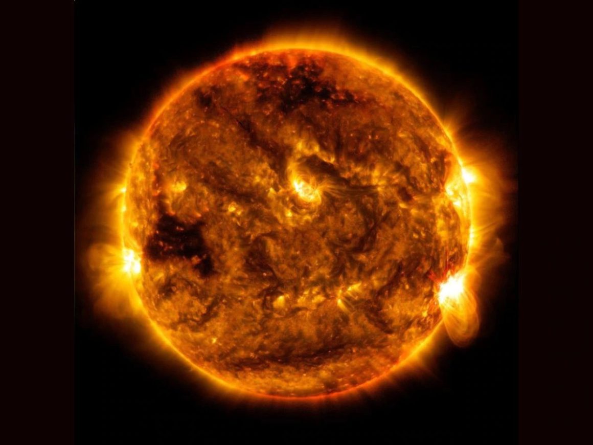 تصویر خورشید "خندان" ناسا توجهات جهانی را به خود جلب کرده است 