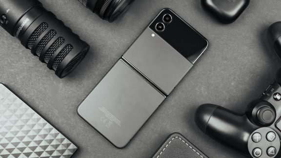 بررسی گوشی گلکسی زد فلیپ 4 سامسونگ