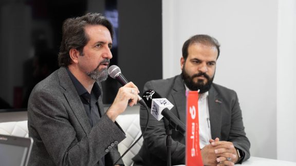 نشست خبری شرکت هلو