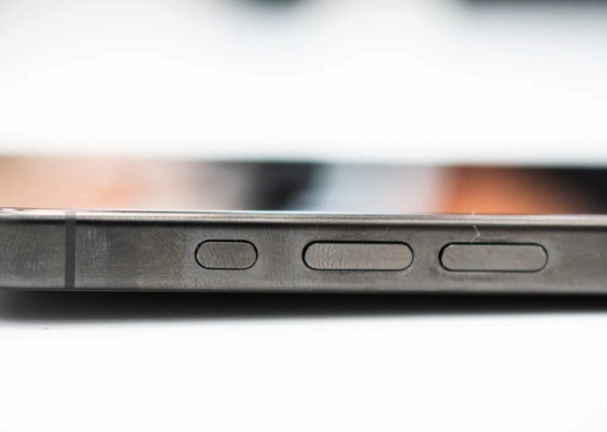 رنگ روکش تیتانیومی iPhone 15 Pro با نگه‌داشتن آن در دست تغییر می‌کند