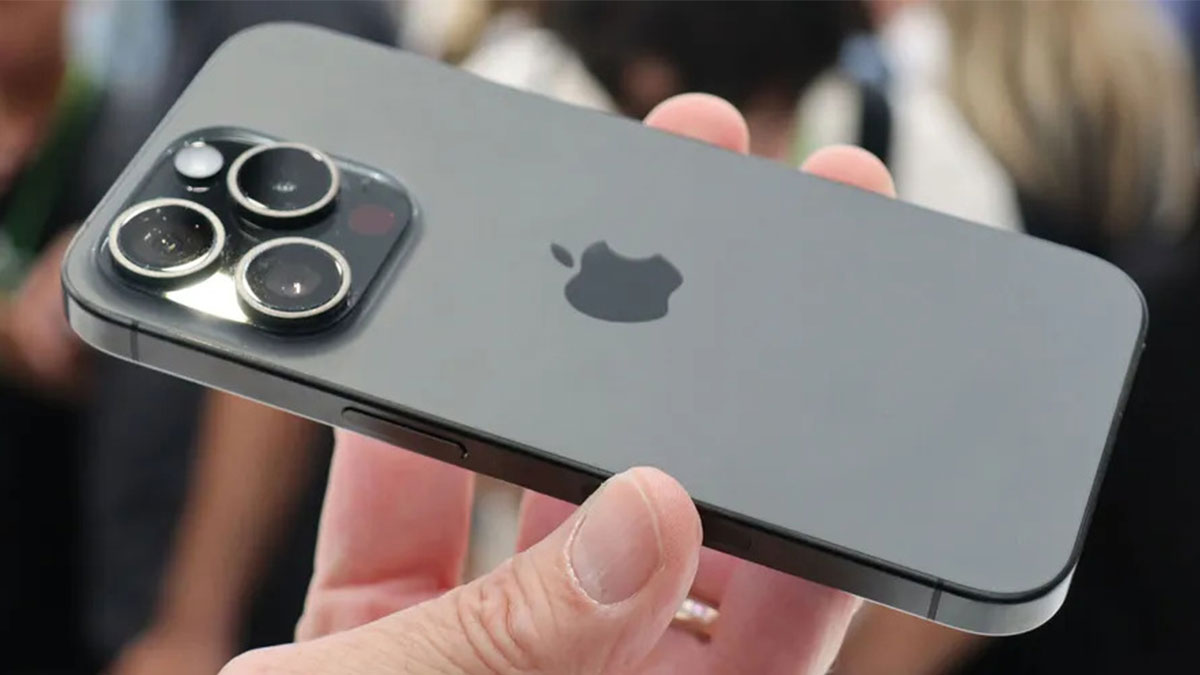 رنگ روکش تیتانیومی iPhone 15 Pro با نگه‌داشتن آن در دست تغییر می‌کند