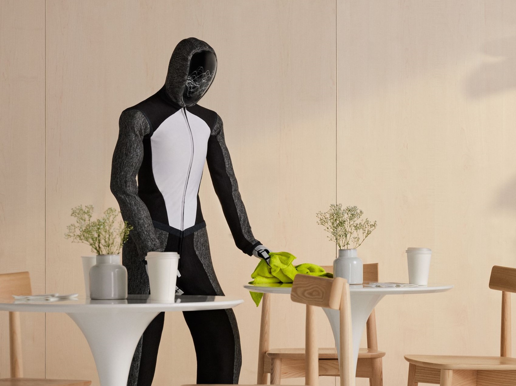 ربات انسان نمای NEO کارهای خانه شما را انجام می‌دهد