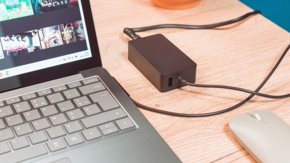 راهنمای خرید شارژر لپ تاپ (4 نکته مهم قبل از خرید)