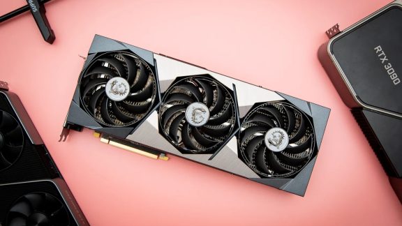 آینده کارت های گرافیک در عصر هوش مصنوعی: آیا بازار گیمینگ متحول خواهد شد؟ باید بپذیریم که در سال‌های اخیر، به‌خصوص ۲۰۲۳ هوش مصنوعی به یکی از تکنولوژی‌های کلیدی در صنایع مختلف تبدیل شده و تولید سخت افزار و به طور مشخص کارت گرافیک از این قاعده مستثنی نیست. پیشرفت‌هایی مانند DLSS (یا همان Deep Learning Super Sampling) و شتاب‌دهنده‌های هوش مصنوعی نشان داده‌اند که آینده کارت‌های گرافیک بیش از هر زمان دیگری به هوش مصنوعی گره خورده است. امروز و در این مقاله تصمیم گرفتیم به بررسی تأثیر هوش مصنوعی بر معماری کارت های گرافیک جدید، عملکرد در گیمینگ و تغییراتی که این تکنولوژی برای گیمرها به همراه خواهد داشت، بپردازیم. پس با مجله سخت افزار همراه باشید. عملکرد و نقش هوش مصنوعی در معماری تولید کارت گرافیک های جدید نام‌های بزرگ بازار در صنعت تولید گرافیک مانند انویدیا (NVIDIA)، ای ام دی (AMD) و حتی اینتل استفاده از هوش مصنوعی را به یکی از ارکان اصلی طراحی محصولات خود تبدیل کرده‌اند. هسته های Tensor و شتاب‌دهنده‌های AI کارت‌های گرافیک مدرن انویدیا (سری RTX) مجهز به Tensor Cores هستند که برای انجام محاسبات هوش مصنوعی بهینه شده‌اند. این هسته‌ها به پردازش داده‌های عظیم موردنیاز برای تکنیک‌هایی مانند DLSS و Ray Tracing کمک می‌کنند. معماری‌های مبتنی بر هوش مصنوعی معماری Ada Lovelace در کارت‌های گرافیک RTX 40 از الگوریتم‌های یادگیری عمیق (Deep Learning) برای بهبود عملکرد و کاهش مصرف انرژی استفاده می‌کند. این تکنولوژی‌ها نه‌تنها برای گیمینگ، بلکه برای کاربردهای حرفه‌ای مانند رندرینگ سه‌بعدی و یادگیری ماشین نیز بسیار مؤثر هستند. تأثیرات هوش مصنوعی بر کیفیت و عملکرد گیمینگ هوش مصنوعی نه‌تنها باعث افزایش قدرت پردازش شده، بلکه تجربه بازی برای کاربران را نیز دگرگون کرده است. DLSS: پیشرفت در رزولوشن و نرخ فریم فناوری DLSS که توسط انویدیا معرفی شد، از هوش مصنوعی برای افزایش رزولوشن تصاویر و نرخ فریم استفاده می‌کند. نسخه 3.5 این فناوری با بهره‌گیری از الگوریتم‌های پیشرفته‌تر، قابلیت‌هایی مانند حذف نویز و بهبود کیفیت تصاویر را ارائه می‌دهد. این تکنولوژی به گیمرها اجازه می‌دهد با کارت‌های گرافیک میان‌رده خود نیز تجربه‌ای مشابه با سخت‌افزارهای رده‌بالا داشته باشند. AMD FSR: جایگزین متن‌باز و قدرتمند فناوری FSR (مخفف FidelityFX Super Resolution) از شرکت AMD نیز به‌عنوان یک جایگزین قابل‌توجه برای DLSS شناخته می‌شود. اگرچه که FSR در نسخه‌های اولیه خود بیشتر بر پایه الگوریتم‌های بهینه‌سازی بدون هوش مصنوعی طراحی شده بود، اما نسخه‌های جدیدتر آن، مانند FSR 3، از AI برای بهبود کیفیت تصاویر و افزایش فریم ریت بهره می‌برد. این فناوری متن‌باز بوده و روی سخت‌افزارهای مختلف از جمله کارت‌های انویدیا نیز قابل استفاده است که آن را به گزینه‌ای انعطاف‌پذیر برای گیمرها تبدیل می‌کند. رندرینگ مبتنی بر AI هوش مصنوعی قادر است جزئیات محیط‌های بازی را به‌صورت داینامیک پردازش کرده و بهبود دهد. این به توسعه‌دهندگان بازی‌ها امکان آن را می‌دهد که عناوین در دست توسعه را واقع‌گرایانه‌تر و غنی‌تری تولید کنند. تغییرات و چالش های جدید در بازار کارت‌های گرافیک با وجود تمام مزایا، ورود هوش مصنوعی به بازار کارت‌های گرافیک چالش‌هایی نیز به همراه داشته است که از جمله مهمترین آن‌ها می‌توان به موارد زیر اشاره کرد: افزایش قیمت این شاید بدترین جنبه ماجرای ورود هوش مصنوعی به صنعت تولید سخت افزار باشد. استفاده از تکنولوژی‌های پیشرفته‌تر باعث افزایش هزینه تولید و در نتیجه قیمت نهایی کارت‌های گرافیک شده است. نیاز به سیستم‌های پشتیبانی‌کننده بهره‌گیری کامل از قابلیت‌های AI در کارت گرافیک های جدید نیازمند سیستم‌های به‌روز با پردازنده و رم‌های قدرتمند است. رقابت شدید بین تولیدکنندگان رقابت میان NVIDIA، AMD و حتی Intel در این زمینه باعث پیشرفت سریع‌تر تکنولوژی شده است، اما این رقابت می‌تواند باعث عدم هماهنگی استانداردها شود. آیا صنعت گیمینگ به لطف AI می‌تواند به سطح جدیدی برسد؟ در حالت خوش‌بینانه پاسخ این سوال مثبت است. بله، هوش مصنوعی پتانسیل این را دارد که گیمینگ را به سطحی جدید برساند. با تکنولوژی‌هایی مانند DLSS، فیزیک مبتنی بر AI، و پردازش صداهای سه‌بعدی، تجربه بازی‌ها به‌طور کامل تغییر خواهد کرد. علاوه بر این، ترکیب هوش مصنوعی با واقعیت مجازی (VR) و واقعیت افزوده (AR) می‌تواند دنیاهای کاملاً جدیدی برای گیمرها و به‌طور کلی صنعت گیم رقم بزند. حرف آخر هوش مصنوعی آینده کارت گرافیک‌ها و صنعت گیمینگ را دگرگون خواهد کرد. می‌توان امید داشت که این فناوری هم به افزایش کیفیت و عملکرد بازی‌ها کمک کند و هم ابزارهای جدیدی برای توسعه‌دهندگان و گیمرها فراهم کند. با این حال، برای بهره‌گیری کامل از این پیشرفت‌ها، لازم است کاربران و تولیدکنندگان به‌طور همزمان در مسیر به‌روزرسانی و بهینه‌سازی سیستم‌های خود حرکت کنند. متأسفانه با وجود شرایطی که این روزها در کشور تجربه می‌کنیم، یعنی افزایش افسار گسیخته نرخ دلار، حذف ارز نیمایی، ممنوعیت واردات قطعات سخت افزاری و … شاید چنین امکانی برای بخش بزرگی از جامعه گیمرهای ایرانی وجود نداشته باشد! پیش‌بینی شما از این وضع چیست؟ آیا هوش مصنوعی می‌توانید به ابزار مفید و غیرقابل جایگزینی در بازار تولید کارت گرافیک تبدیل شود و صنعت گیمینگ را متحول کند؟