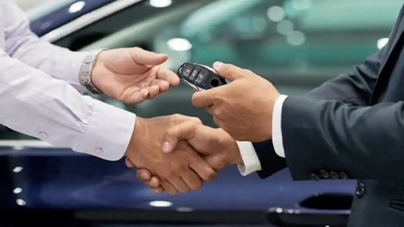 در صورت تغییر مالکیت خودرو، مالیات به چه کسی تعلق می‌گیرد
