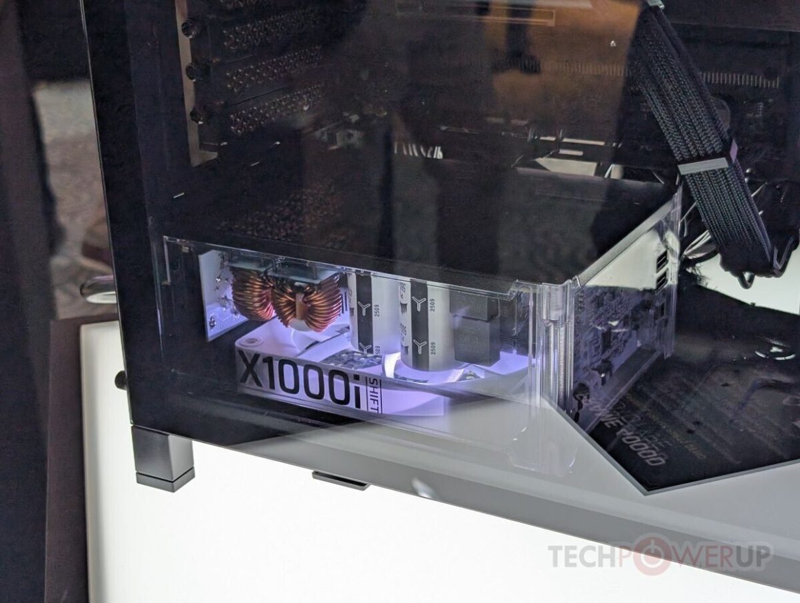 نسخه اولیه کورسیر FRAME 4000D با طراحی متفاوت