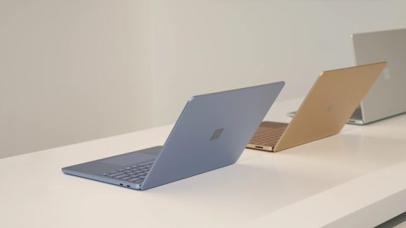 سرفیس لپ‌تاپ 13 اینچ جدید مایکروسافت با قیمت پایه 899 دلار معرفی شد