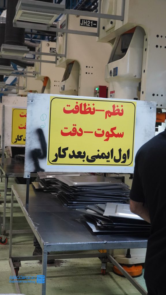 در کنار تمامی دستگاهها و اپراتورهایی که مشغول به کار بودند، شعار شرکت گرین خودنمایی میکرد: نظم - نظافت، سکوت - دقت، اول ایمنی بعد کار.