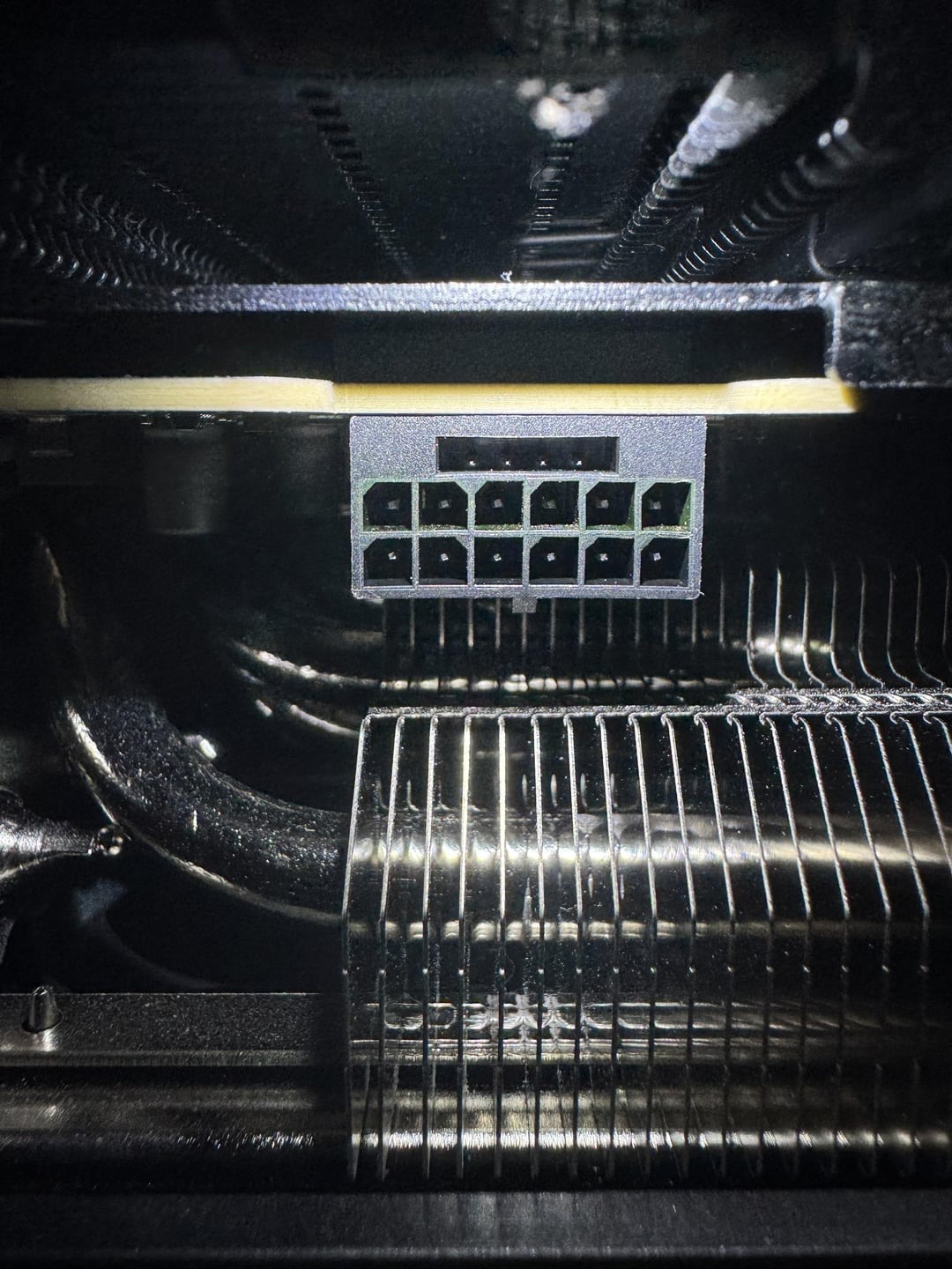 یکی دیگر از کابل های برق زرد رنگ MSI در کارت گرافیک RTX 5090 سوخت