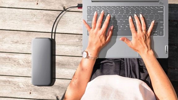 بهترین پاوربانک برای شارژ لپ تاپ در زمان قطعی برق چیست؟