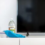 استفاده از شیشه‌شوی برای تمیز کردن تلویزیون؛ اشتباهی رایج با عواقب جدی