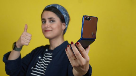 تماشا کنید: بررسی گلکسی زد فلیپ 7 سامسونگ | تکامل یافته با شیب ملایم