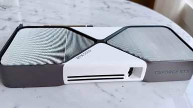 تبدیل RTX 5080 Founders Edition به نسخه سفید؛ آیا انویدیا باید تولید آن را آغاز کند؟