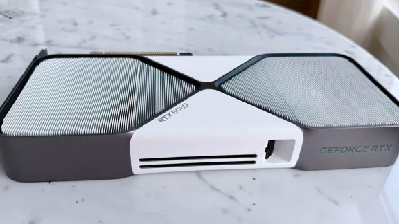 تبدیل RTX 5080 Founders Edition به نسخه سفید؛ آیا انویدیا باید تولید آن را آغاز کند؟