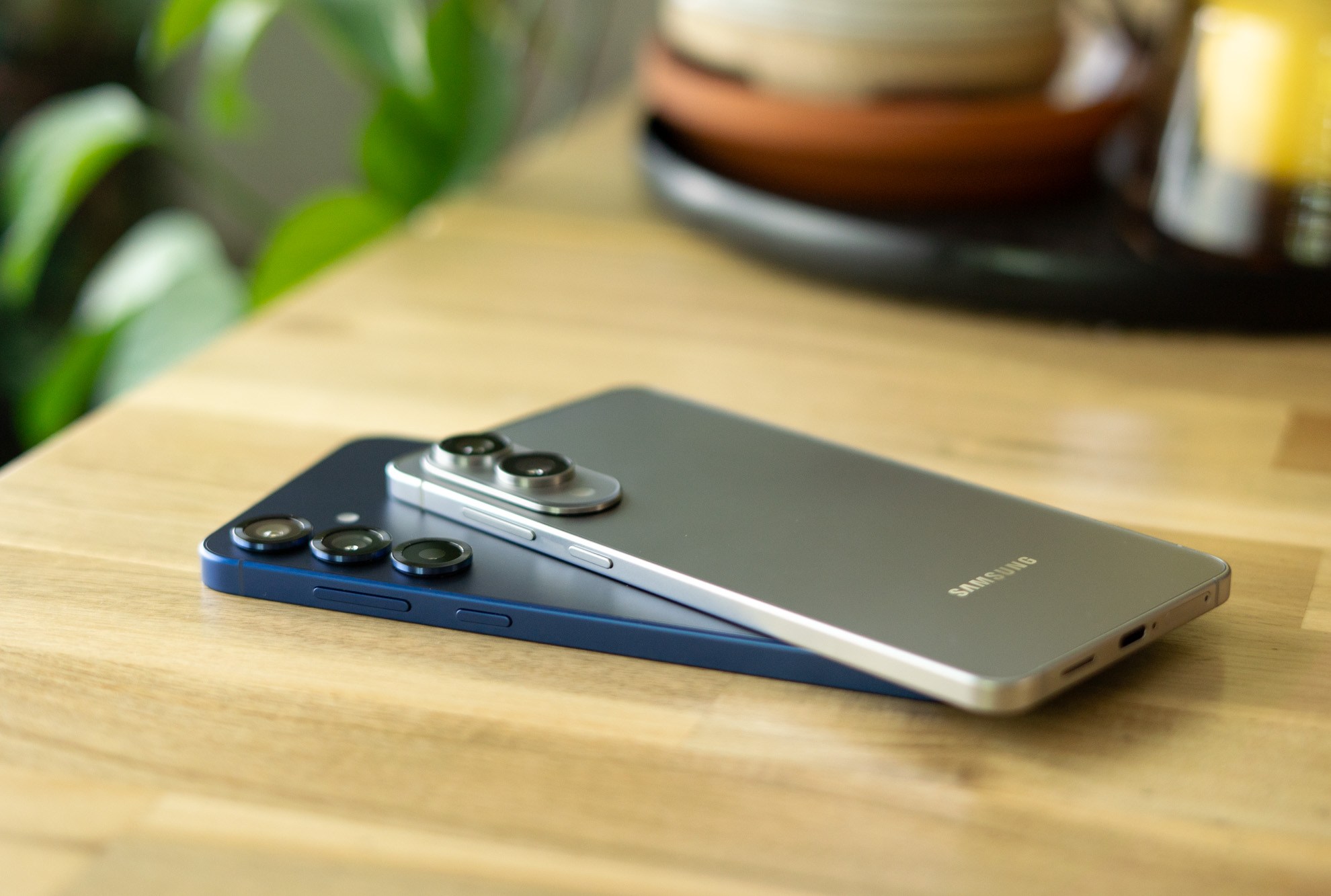 مقایسه هواوی میت 70 ایر با آیفون ایر و گلکسی S25 اج