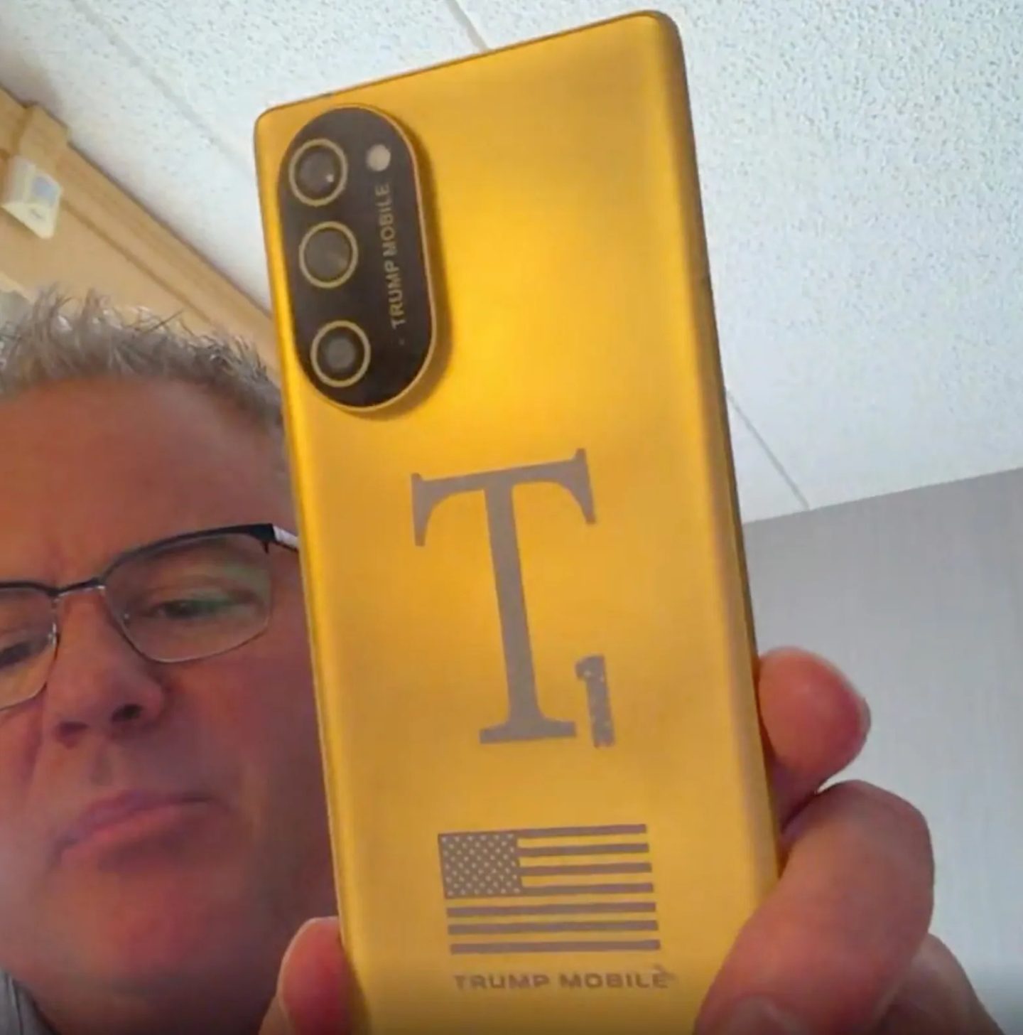 پشت پرده گوشی ترامپ T1؛ تقلیدی پرادعا با ظاهری زننده