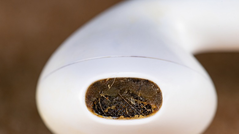 هدفون‌ های شما از سینک آشپزخانه آلوده‌ ترند؛ چطور باید آن‌ها را تمیز کرد؟