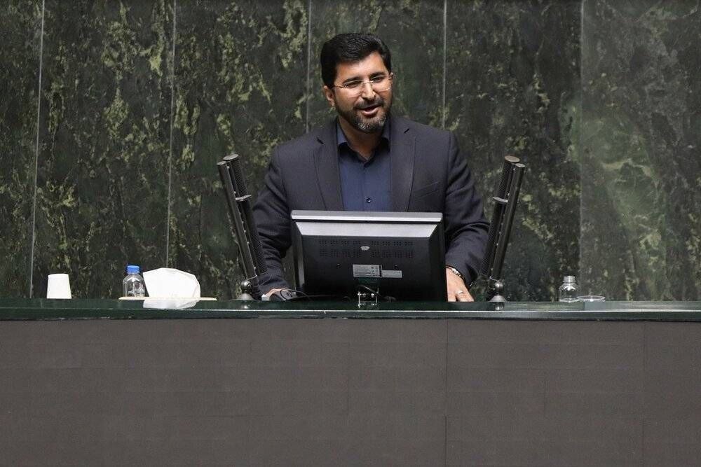 اینترنت معتمدی‌زاده، نماینده مجلس شورای اسلامی، تأکید کرد که اینترنت پرو بساط فیلترشکن‌فروشی را جمع می‌کند.  بساط فروش فیلترشکن
