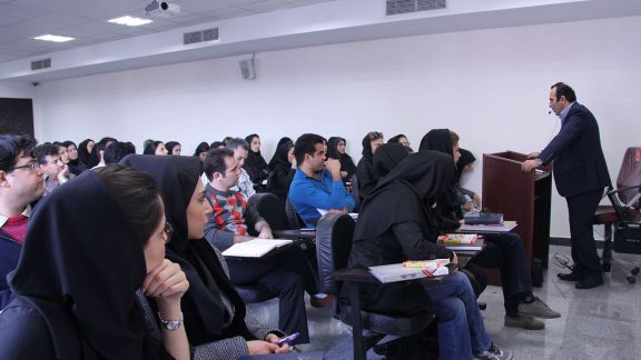 استفاده از تلفن همراه و هوش مصنوعی در امتحانات دانشگاه آزاد