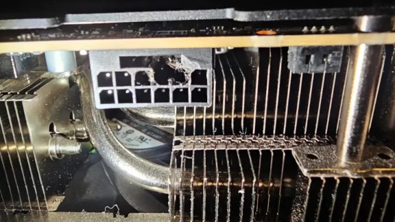 کاربر RTX 5090 حفره‌ای در کانکتور برق 16 پین پیدا کرد؛ PNY از پشتیبانی خودداری کرد
