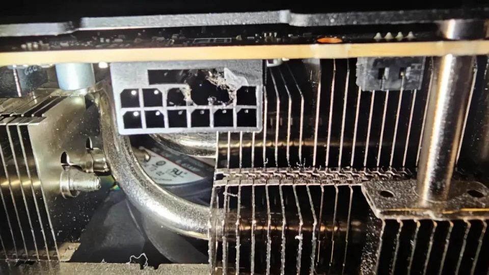 کاربر RTX 5090 حفره‌ای در کانکتور برق 16 پین پیدا کرد؛ PNY از پشتیبانی خودداری کرد