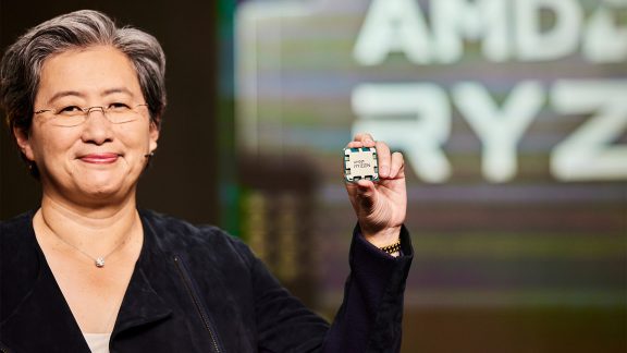 لیزا سو پردازنده Ryzen 7 5800X3D را آخرین هدیه AMD به دارندگان AM4 می‌دانست
