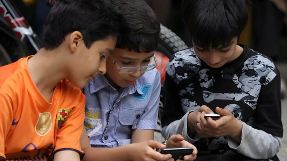 استفاده موبایل در مدارس